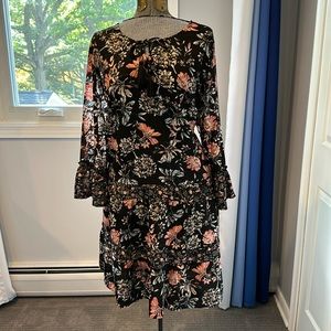 Cute flowy dress in black with peach and off white flowers